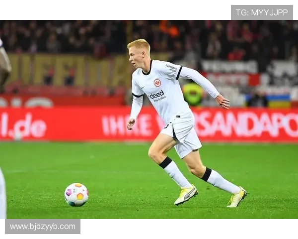 法兰克福中场持续提升表现，助球队迎来胜利新篇章